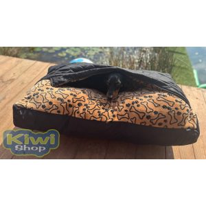 Kiwi Pet's barna csontos-tappancsos szögeletes bebújós 90x55cm
