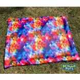 Kiwi Pet's LIMITÁLT nyári vízlepergetős fekhely színes geometrikus mintával 2 méretben
